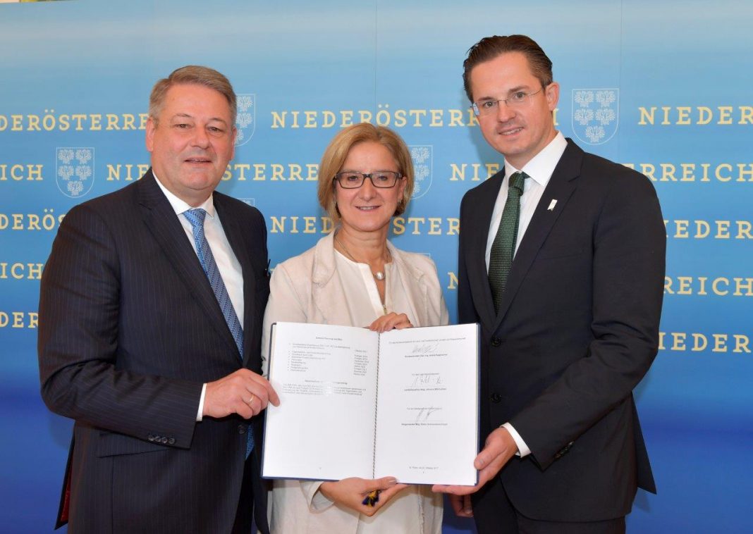 (v.l.n.r.): Bundesminister Andrä Rupprechter, Landeshauptfrau Johanna Mikl-Leitner und Klosterneuburgs Bürgermeister Stefan Schmuckenschlager mit der unterzeichneten Grundsatzerklärung (Bildquelle: NLK / Johann Pfeiffer)