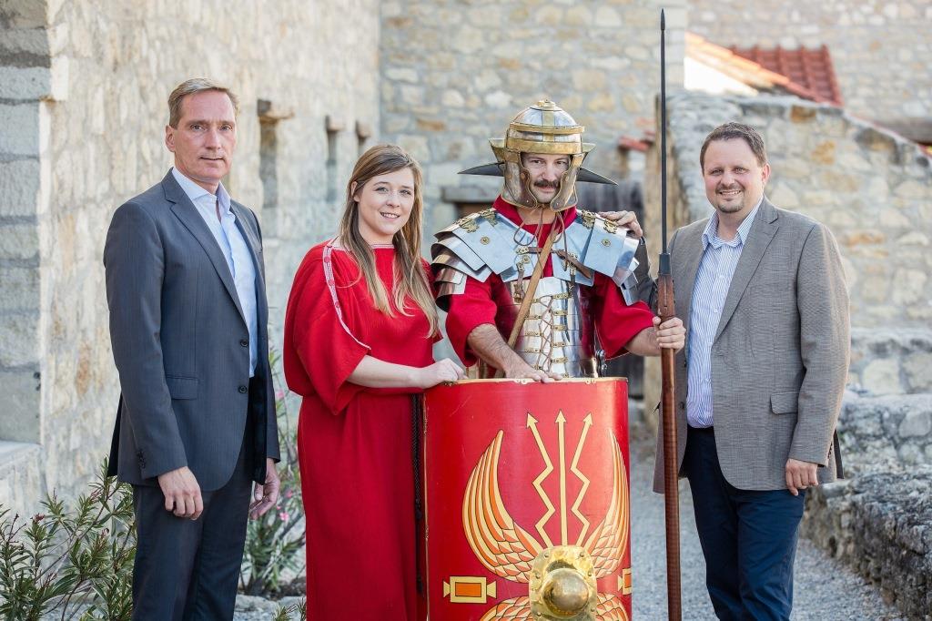 (v.l.n.r.): Dr. Markus Wachter (Geschäftsführer Römerstadt Carnuntum), Petra Gesperger (Römerin), Josef Eitler (Römischer Legionär) und DI Wolfgang Mastny (Sprecher der Top-Ausflugsziele Niederösterreichs) (Bildquelle: Arthur Michalek)