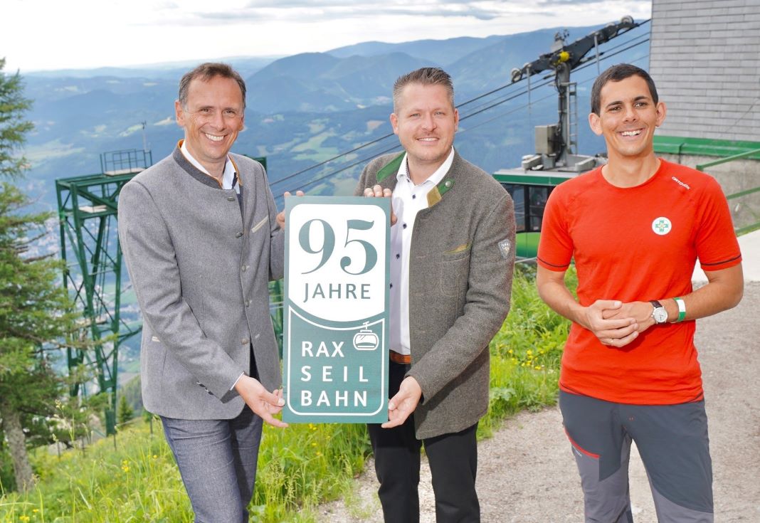 (v.l.n.r.): Jochen Danninger (Tourismuslandesrat Niederösterreich), Bernd Scharfegger (Geschäftsführer Scharfegger's Raxalpen Resort) und Dr. Matthias Cernusca (Landesleiter Bergrettung Niederösterreich/Wien) freuen sich über 95 Jahre Rax-Seilbahn <small> (Bildquelle: Roman Zach-Kiesling) </small>