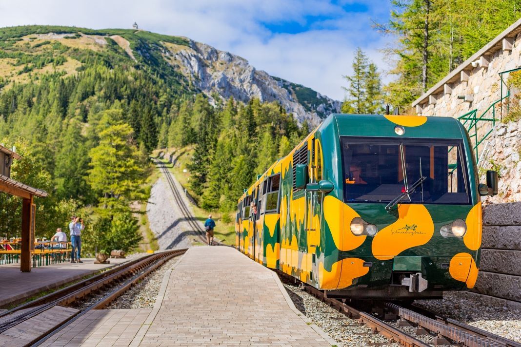 Die Salamander-Züge bringen die Fahrgäste am 13. August bereits ab 8:00 Uhr auf den Hochschneeberg (Bildquelle: NB/Kremsl