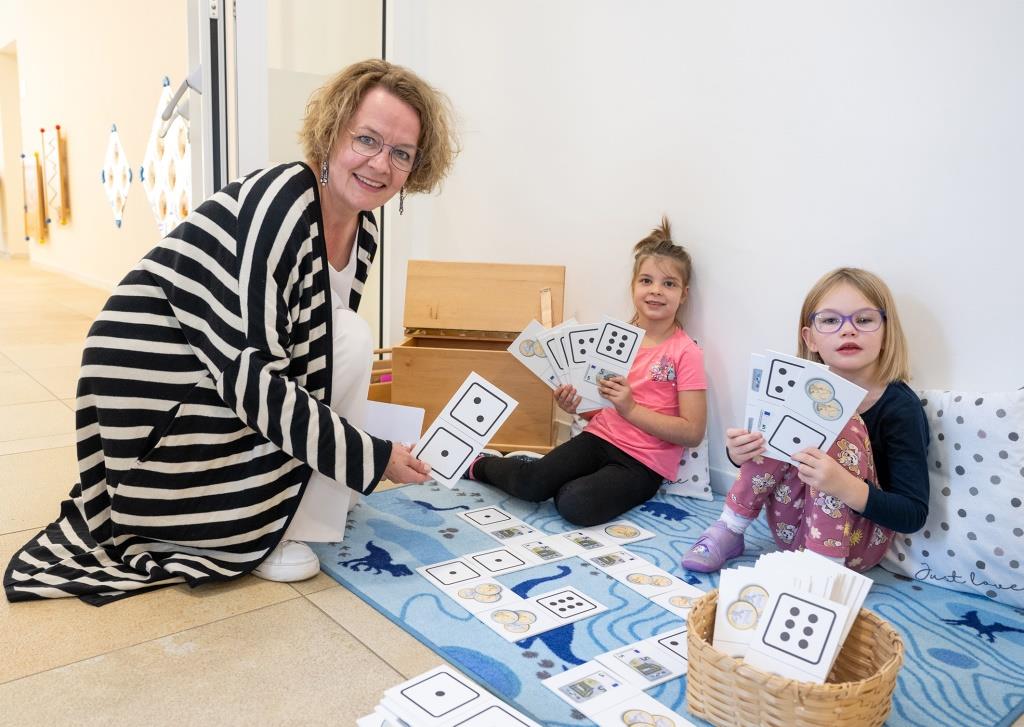 Familien-Landesrätin Christiane Teschl-Hofmeister mit Kindern vom Kindergarten Bruck/Leitha in der Johngasse