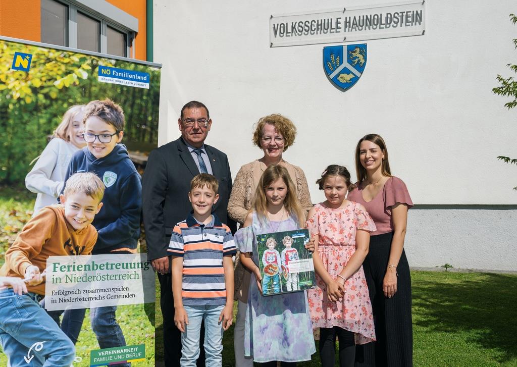 (v.l.n.r.): Bürgermeister der Gemeinde Haunoldstein Hubert Luger, Familien-Landesrätin Christiane Teschl-Hofmeister, Freizeitpädagogin Jana Lackner mit Paul Gritsch, Marlene und Sophie Vogt (Bildquelle: NLK/Pfeffer)