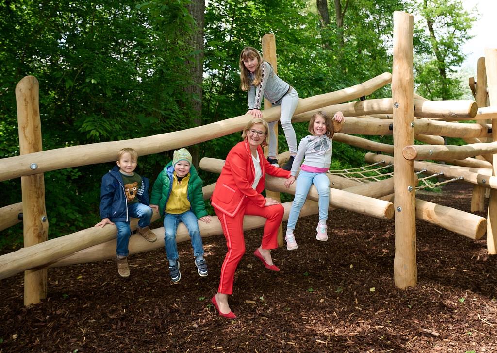 Landeshauptfrau Johanna Mikl-Leitner mit Maxi, Florian, Helena und Elenor beim neuen Motorikbereich auf der GARTEN TULLN