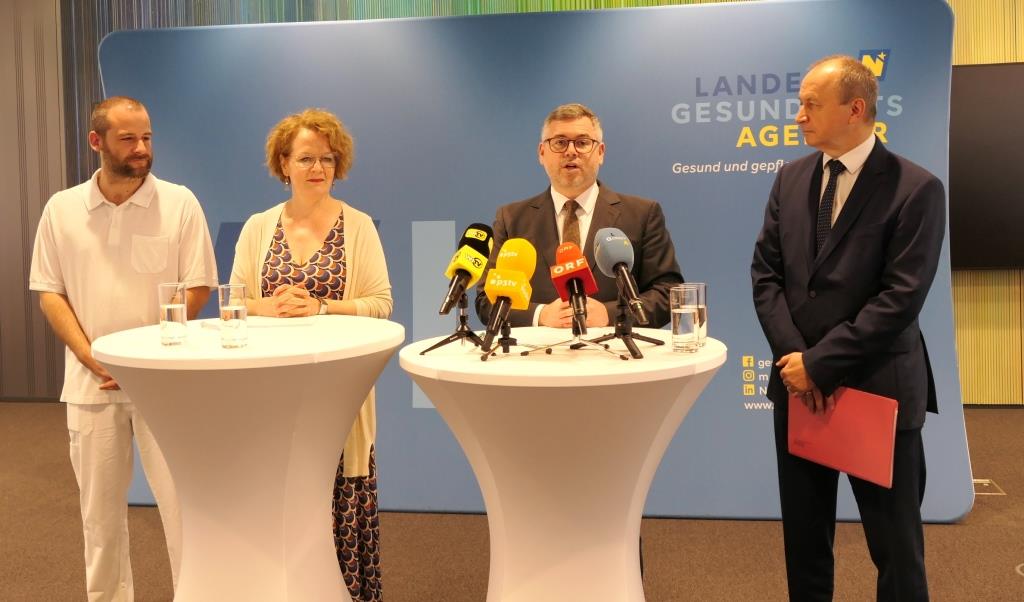 (v.l.n.r.): Mario Acketa (Landesklinikum Baden/Mödling), Landesrätin Christiane Teschl-Hofmeister, Landesrat Ludwig Schleritzko und LGA-Vorstand Konrad Kogler bei der Pressekonferenz zum Tag der Pflege am 12. Mai (Bildquelle: Thomas Resch)