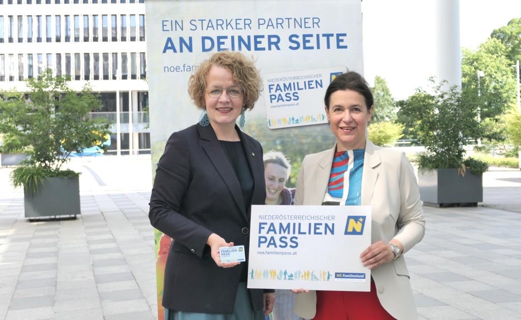 (v.l.n.r.): Familien-Landesrätin Christiane Teschl-Hofmeister und NÖ Familienland GmbH-Geschäftsführerin Barbara Trettler freuen sich über die vielen Vorteile und Services des NÖ Familienpasses (Bildquelle: Thomas Resch)