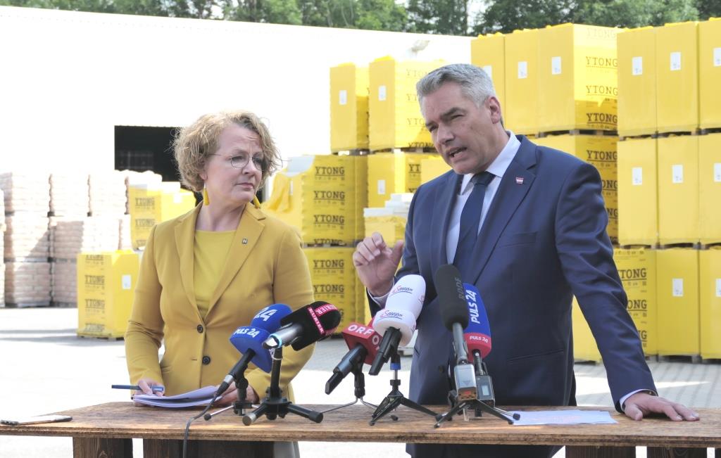 Wohnbau-Landesrätin Christiane Teschl-Hofmeister und Bundeskanzler Karl Nehammer bei der Pressekonferenz in Neunkirchen (Bildquelle: Thomas Resch)