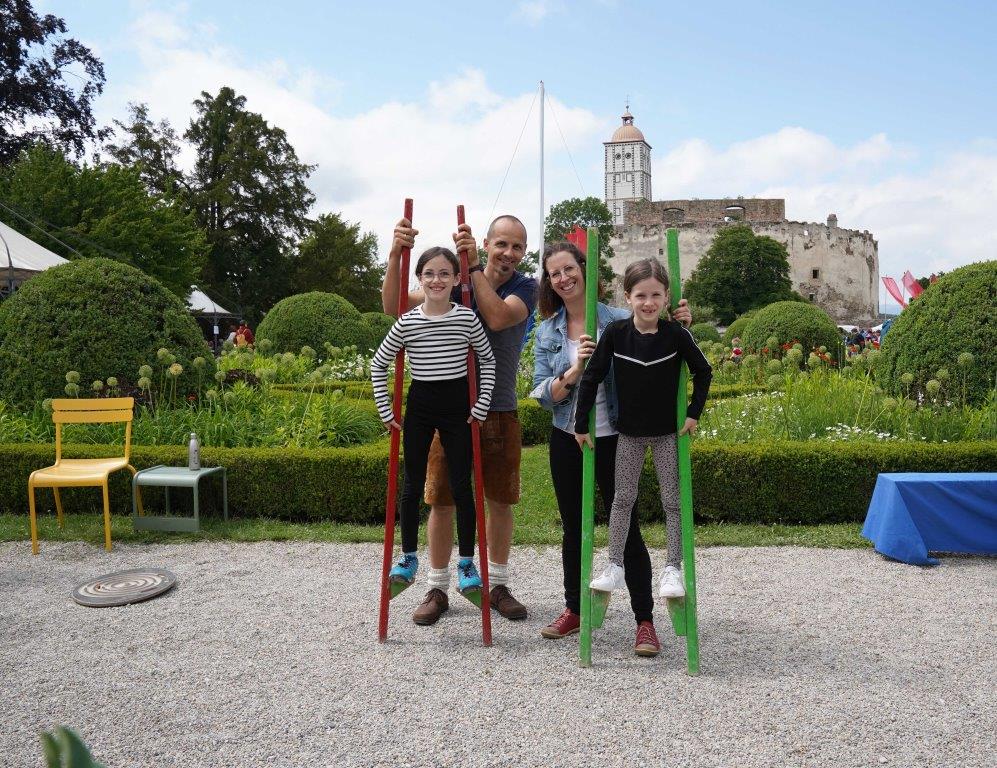 Martin und Bernadette Emsenhuber mit ihren Kindern Marlene und Anna beim Stelzengehen (Bildquelle: NÖ Familienland GmbH)