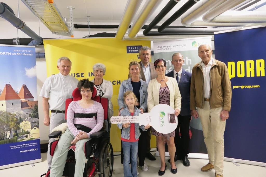 Bei der feierlichen Schlüsselübergabe in Orth an der Donau: Pfarrer Erich Neidhart, Elisabeth Kovacs (Obfrau Haus mit Leben), Dir. Martin Schuster (NBG) Bürgermeisterin Elisabeth Wagnes, BH-Stv. Mag. Wolfgang Merkatz und Kommerzialrat Walter Mayr (Bildquelle: Thomas Resch)