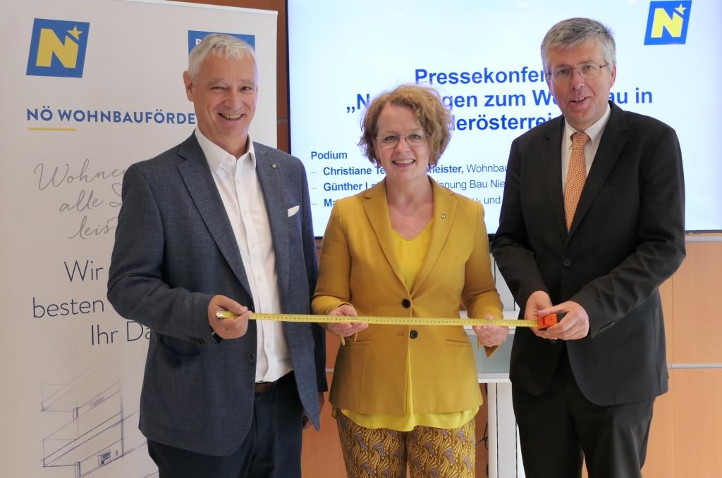 (v.l.n.r.): Günther Lehner von der Landesinnung Bau Niederösterreich, Wohnbau-Landesrätin Christiane Teschl-Hofmeister und Martin Schuster, Direktor der NÖ Bau- und Siedlungsgenossenschaft NBG präsentierten die Neuerungen im NÖ Wohnbau (Bildquelle: Thomas Resch)