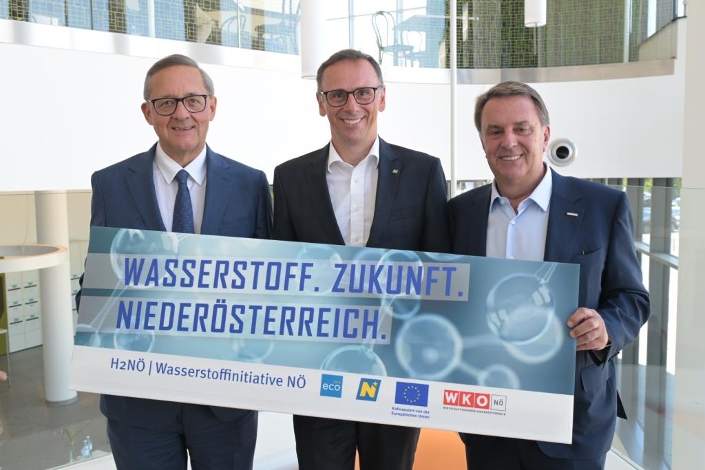 (v.l.n.r.): Flughafen-Vorstandsdirektor Günther Ofner, ecoplus Aufsichtsratsvorsitzender Jochen Danninger und Wirtschaftskammer NÖ Präsident Wolfgang Ecker eröffneten die Wasserstoff-Konferenz am Flughafen Wien (Bildquelle: Gerhard Janoch Photography )