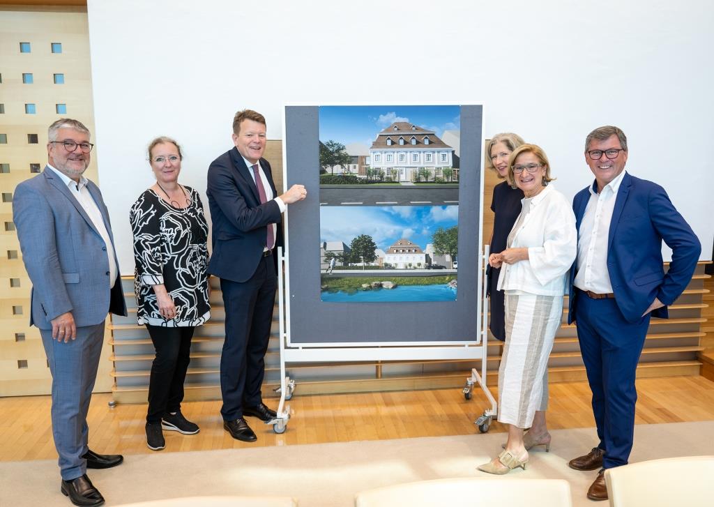 (v.l.n.r.): Martin Grüneis, Petra Patzelt, Lorenz Birklbauer, Verena Knott-Birklbauer, Landeshauptfrau Johanna Mikl-Leitner und Bürgermeister Peter Grafeneder freuen sich auf die Revitalisierung des Nibelungenhofs in Marbach an der Donau (Bildquelle: NLK/Pfeffer)