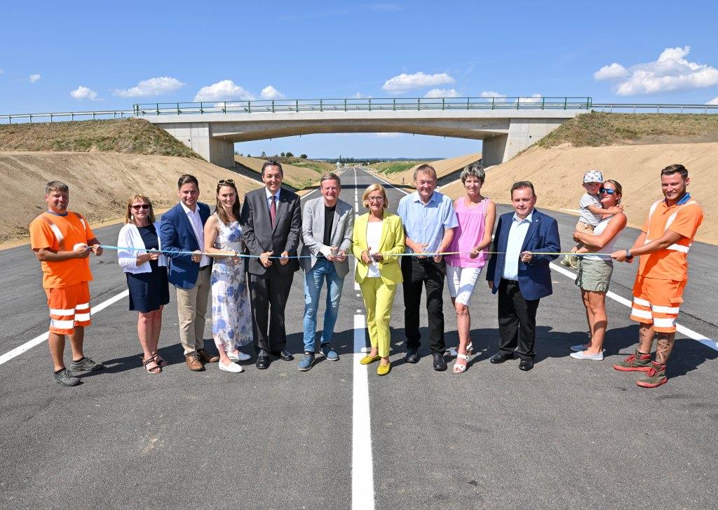 Eröffneten den ersten Teil der Umfahrung Großglobnitz-Kleinpoppen: Straßenbaudirektor Josef Decker (5. v.l.), 2. Landtagspräsident Gottfried Waldhäusl, Landeshauptfrau Johanna Mikl-Leitner, Bürgermeister Josef Baireder mit Vertretern aus der Region (Bildquelle: NLK/Filzwieser)