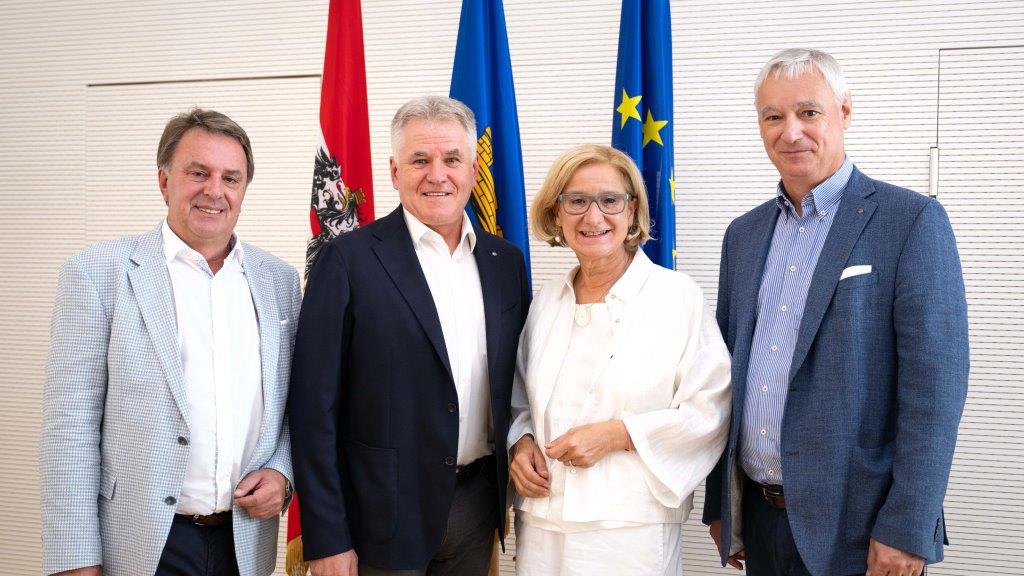 Bau-Spitzentreffen im NÖ Landhaus: (v.l.n.r.): WKNÖ-Präsident Wolfgang Ecker, Robert Jägersberger, LH Johanna Mikl-Leitner und NÖ Bau-Landesinnungsmeister Günther Lehner (Bildquelle: NLK/Pfeffer)