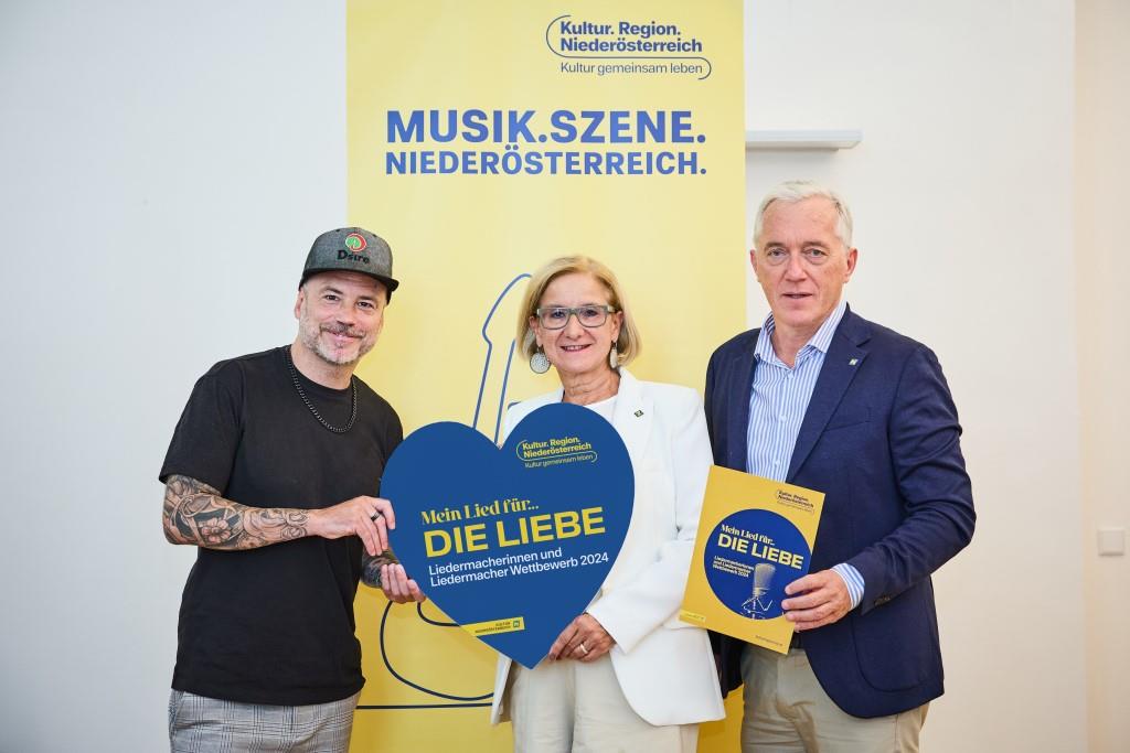 Freuen sich auf die Einsendungen für den dritten Liedermacherinnen- und Liedermacher-Wettbewerb: Musiker Tom Eder (Die Seer), Partner des Bewerbs mit seinem Label TICAmusic, Landeshauptfrau Johanna Mikl-Leitner und Kultur.Region.Niederösterreich-Geschäftsführer Martin Lammerhuber