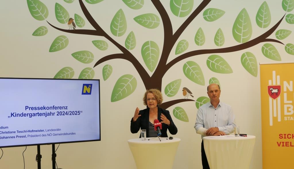 Bildungs-Landesrätin Christiane Teschl-Hofmeister und NÖ-Gemeindebundpräsident Johannes Pressl bei der Pressekonferenz im neu gebauten Kindergarten Neulengbach-Haag (Bildquelle: Thomas Resch)