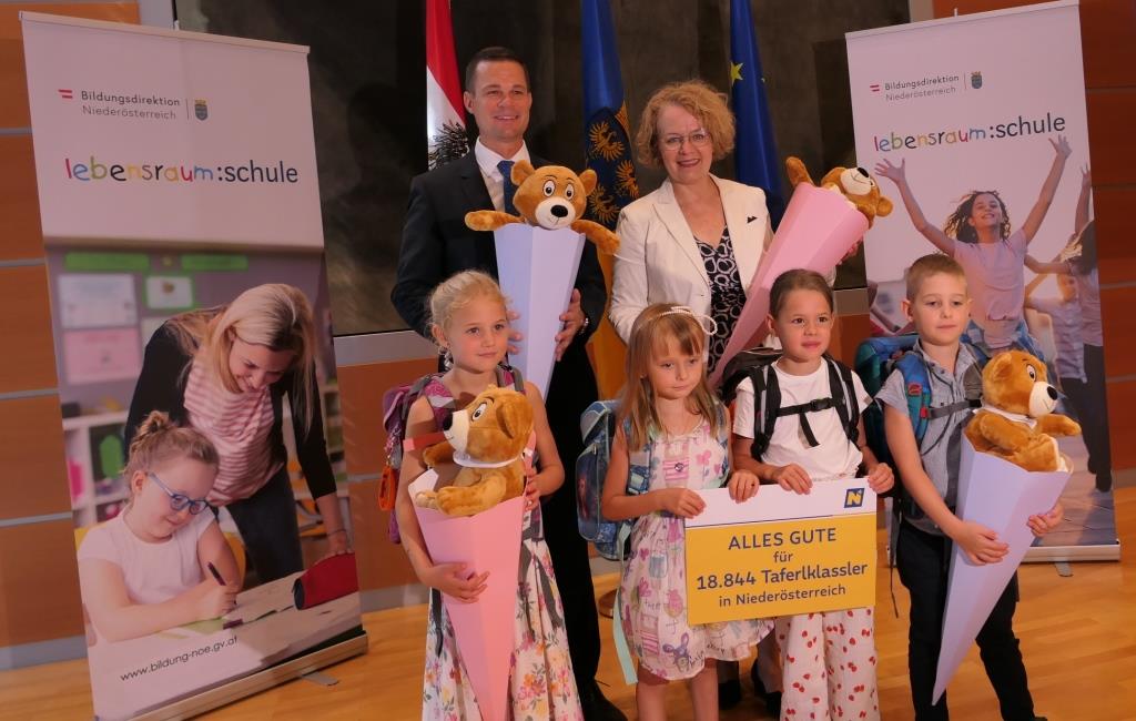 Bildungs-Landesrätin Christiane Teschl-Hofmeister, Bildungsdirektor Karl Fritthum und Kinder vom Landhauskindergarten freuen sich auf den bevorstehenden Schulstart <small>(Bildquelle: Thomas Resch)</small>