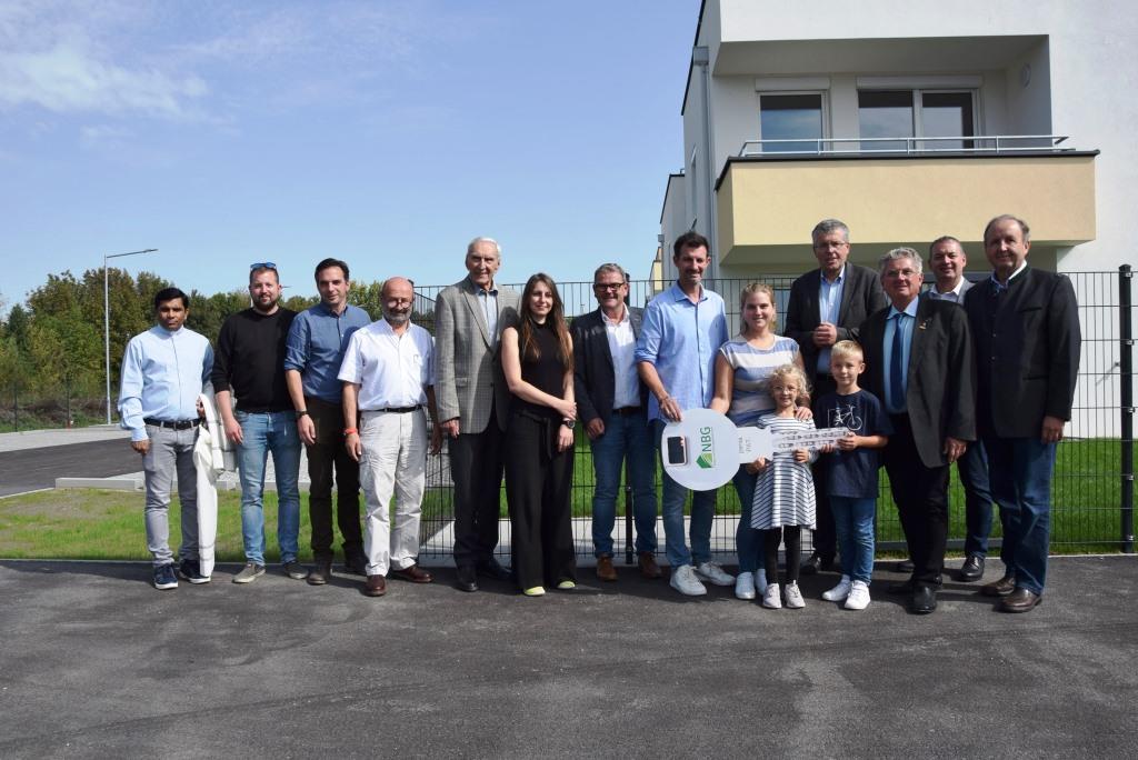 Feierliche Schlüsselübergabe in Engelhartstetten-Loimersdorf mit LAbg. René Lobner, Bgm. Josef Reiter und Dir. Martin Schuster (NBG) (Bildquelle: NBG)