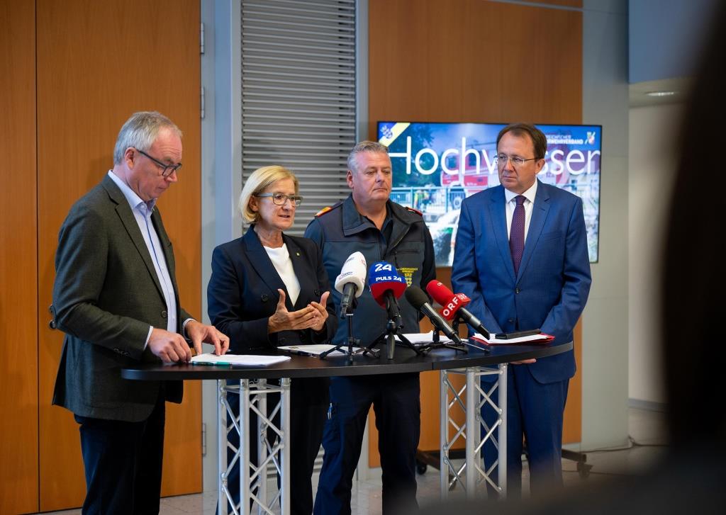 Beim Medienbriefing im Landhaus (v.l.n.r.): LH-Stellvertreter Stephan Pernkopf, Landeshauptfrau Johanna Mikl-Leitner, Landesfeuerwehrkommandant Dietmar Fahrafellner und St. Pöltens Bürgermeister Matthias Stadler