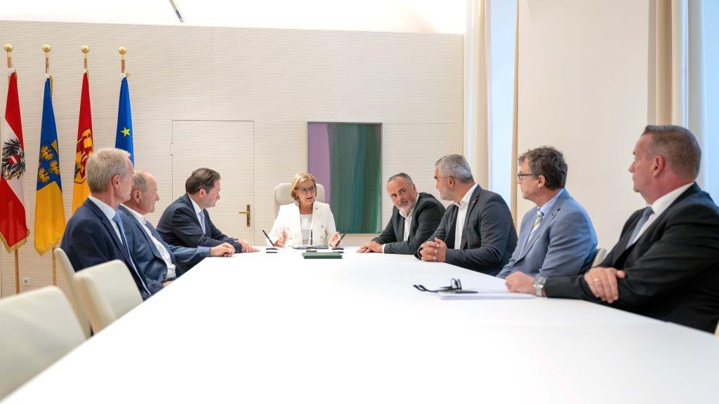 Landeshauptfrau Johanna Mikl-Leitner, Bundesminister Norbert Totschnig und Landeshauptmann Hans Peter Doskozil bei der Unterzeichnung der Grundsatzvereinbarung zur Sicherung der Wasserressourcen im Osten <small> (Bildquelle: NLK/Pfeffer) </small>