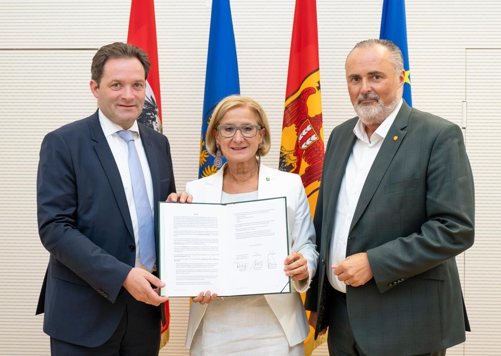 Landeshauptfrau Johanna Mikl-Leitner, Bundesminister Norbert Totschnig (li.) und Landeshauptmann Hans Peter Doskozil (re.) haben eine Grundsatzvereinbarung zur Sicherung der Wasserressourcen im Osten unterzeichnet (Bildquelle: NLK/Pfeffer)