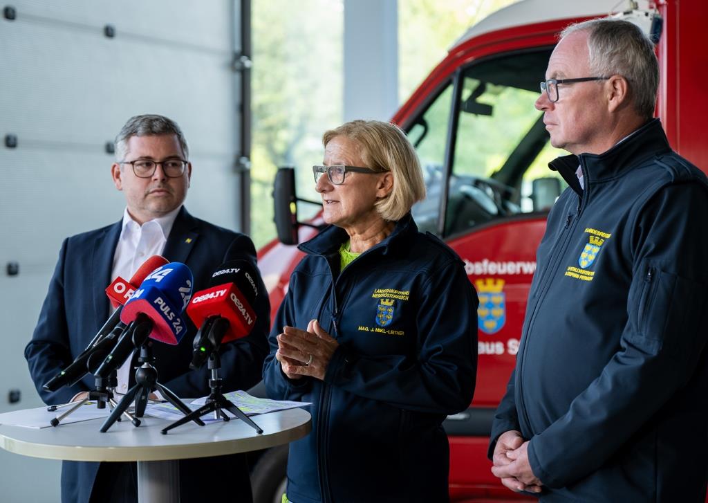 Informierten über den Katastrophenfonds: (v.l.n.r.): Landesrat Ludwig Schleritzko, Landeshauptfrau Johanna Mikl-Leitner und LH-Stellvertreter Stephan Pernkopf (Bildquelle: NLK/Pfeffer)