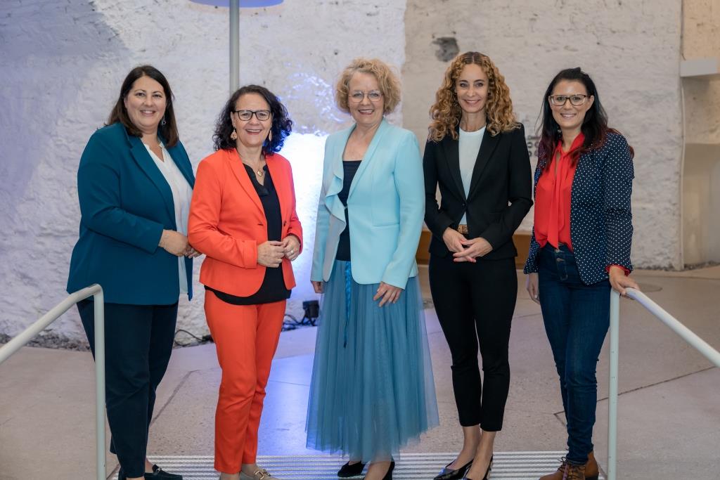 (v.l.n.r.): Kathrin Gaál (Wien), Daniela Gutschi (Salzburg), Christiane Teschl-Hofmeister (Niederösterreich), Eva Pawlata (Tirol) und Sara Schaar (Kärnten) bei der Landesfrauenreferentinnen-Konferenz in Wiener Neustadt <small>(Bildquelle: Richard Marschik)</small>