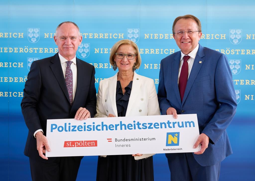 (v.l.n.r.): Bundesminister Gerhard Karner, Landeshauptfrau Johanna Mikl-Leitner und Bürgermeister Matthias Stadler stellten in St. Pölten das neue Projekt vor (Bildquelle: NLK/Pfeiffer)