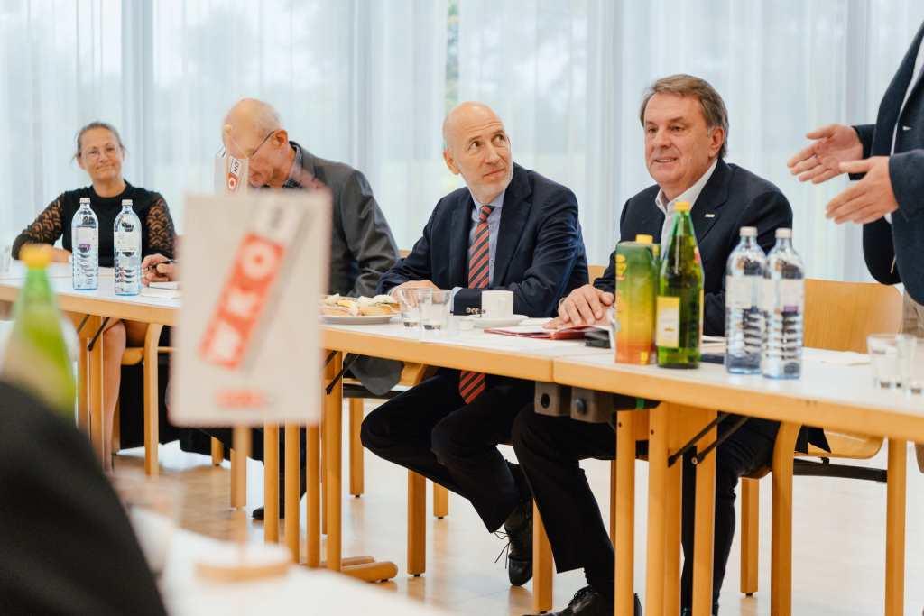 Arbeits- und Wirtschaftsminister Martin Kocher (3.v.l.) und WKNÖ-Präsident Wolfgang Ecker (4.v.l.) diskutierten mit Unternehmerinnen und Unternehmern aus dem Bezirk Mödling aktuelle Herausforderungen (Bildquelle: Tobias Printz )