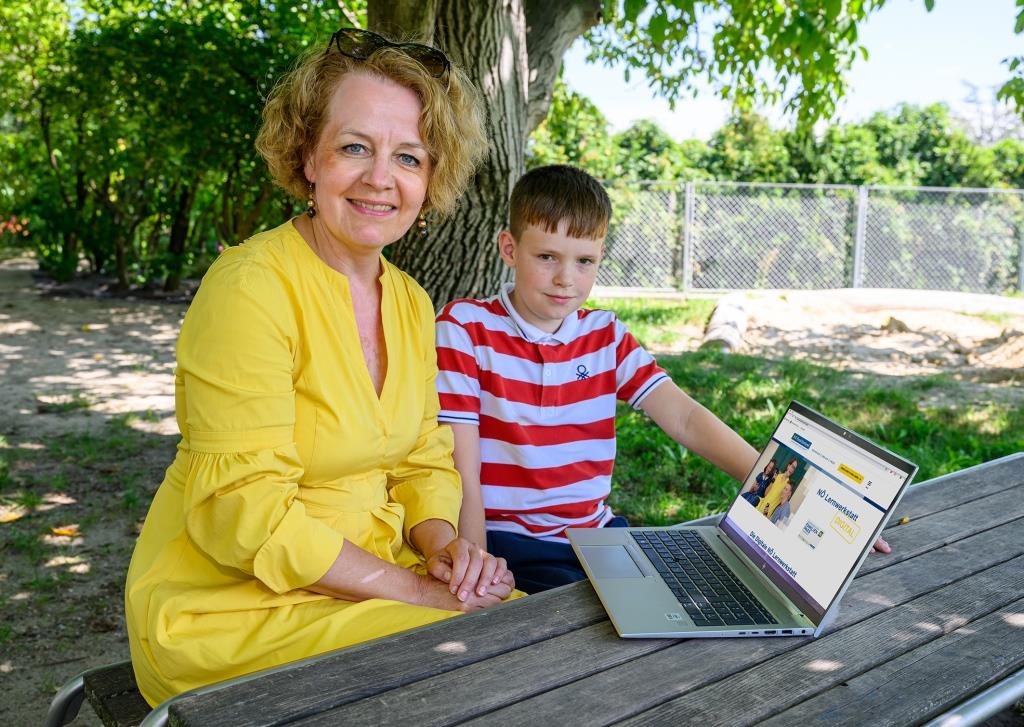 Familien-Landesrätin Christiane Teschl-Hofmeister und Schüler Tizian freuen sich über die Angebote der Digitalen Lernwerkstatt in Niederösterreich (Bildquelle: NLK/Burchhart)