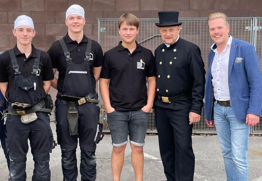 (v.l.n.r.): Große Freude über den Doppelsieg: Silbermedaillengewinner Mark Winkler, Sieger Mike-Leon Kößler, Laurin Raidel (3. Platz, Vorarlberg), Bundeslehrlingswart Stefan Bichler und NÖ Landesinnungsmeister-Stv. und Landeslehrlingswart Markus Pirringer