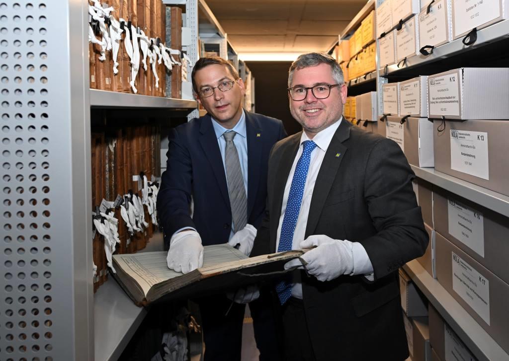 (v.l.n.r.): Archivdirektor Dr. Roman Zehetmayer und Landesrat Ludwig Schleritzko präsentierten in St. Pölten die Förderinitiative Gemeindearchive 2025-2026 (Bildquelle: NLK Burchhart)