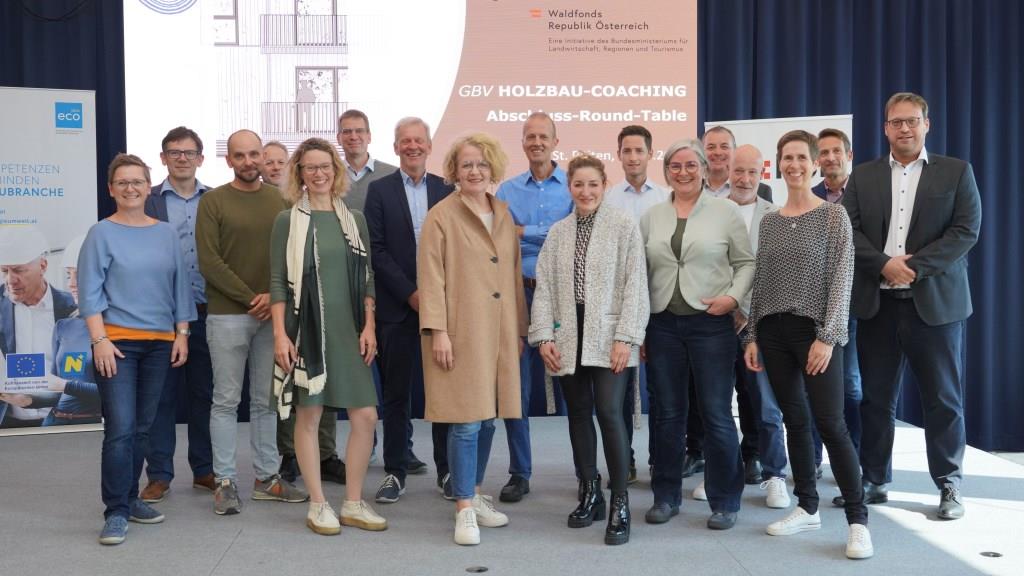 Bei einem „Round Table“ besprach das Projektteam rund um den ecoplus Bau.Energie.Umwelt Cluster NÖ mit Landesrätin Christiane Teschl-Hofmeister und proHolz die Ergebnisse des Holzwohnbau-Coachings