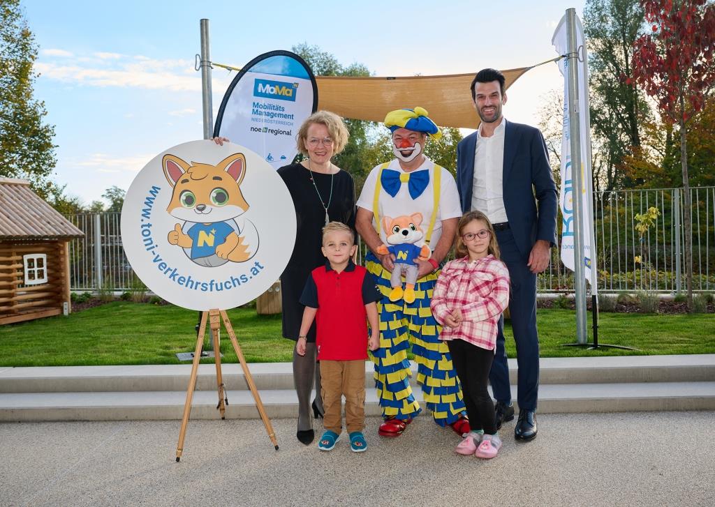 Landesrätin Christiane Teschl-Hofmeister, Clown Poppo und LH-Stellvertreter Udo Landbauer freuen sich über die Verkehrszaubershow, die bereits den Kleinsten in den NÖ Kindergärten Sicherheit im Straßenverkehr vermittelt (Bildquelle: NLK/Pfeiffer)