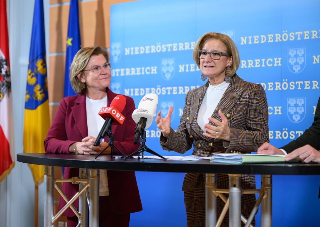 Landeshauptfrau Johanna Mikl-Leitner, im Bild mit Bürgermeisterin Helga Rosenmayer bei der Pressekonferenz zur Landesausstellung 2028 (Bildquelle: NLK/Burchhart)