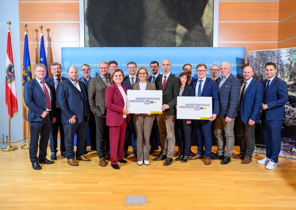 Zahlreiche Vertreterinnen und Vertreter der Regionen waren ins NÖ Landhaus gekommen, um bei der Bekanntgabe der Standortentscheidung dabei zu sein (Bildquelle: NLK/Burchhart) 