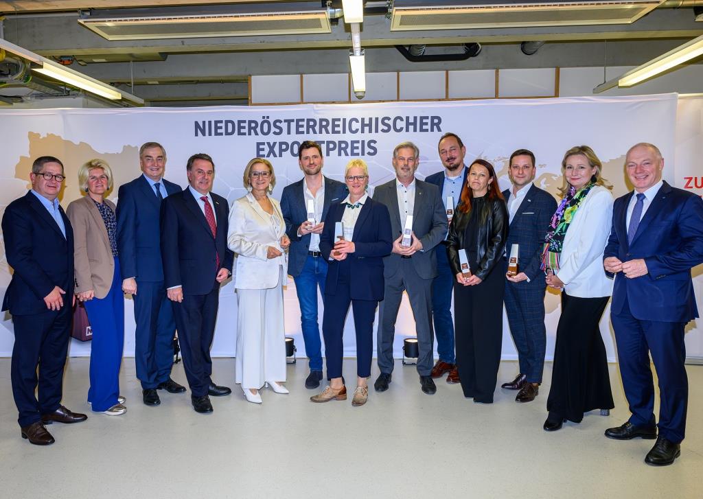 Exportpreisverleihung in der New Design University in St. Pölten: WKNÖ-Vizepräsident Thomas Schaden, WKNÖ-Direktor-Stv. Alexandra Höfer, WKNÖ-Vizepräsident Christian Moser, WKNÖ-Präsident Wolfgang Ecker, Landeshauptfrau Johanna Mikl-Leitner, Tobias Keplinger (AgroBiogel), Isabel Neduchal (VWMS), Günther Kautz (FWT), Alexander Brozek (CamCat), Petra Wallner (EYYES), Martin Horvath (Neuman Aluminium), IV NÖ-Geschäftsführerin Michaela Roither und ecoplus-Geschäftsführer Helmut Miernicki <small> (Bildquelle: NLK/Burchhart) </small>