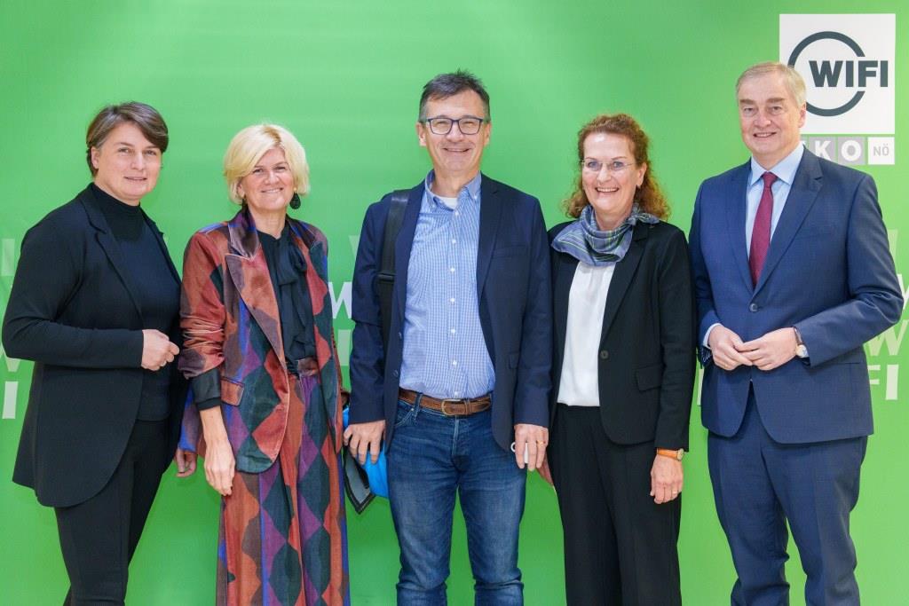 (v.l.n.r.): WIFI NÖ Institutsleiterin Michaela Vorlaufer, WKNÖ-Direktor-Stv. Alexandra Höfer, IT-Experte Dietmar Millinger, WIFI NÖ Produktmanagerin Ulrike Weber sowie WKNÖ-Vizepräsident und WIFI NÖ Institutsvorstandsvorsitzender Christian Moser beim Ausbilderkongress im WIFI St. Pölten