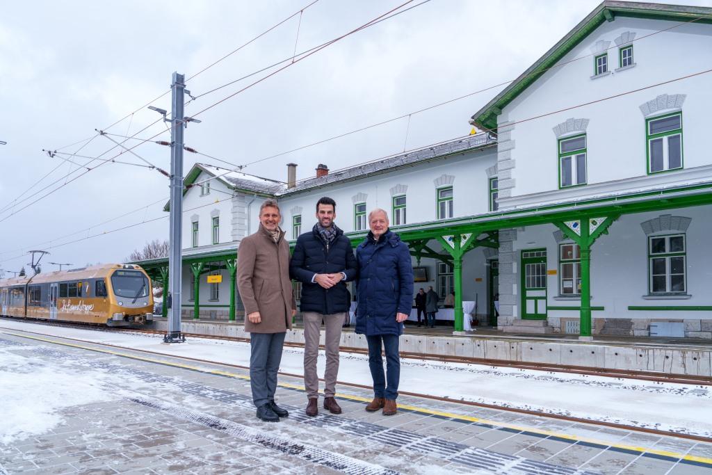 (v.l.n.r.): NÖVOG Geschäftsführer Wolfgang Schroll, LH-Stellvertreter Udo Landbauer und Bürgermeister Walter Schweighofer eröffneten den neuen Bahnhof in Mariazell (Bildquelle: NÖVOG/Bollwein)