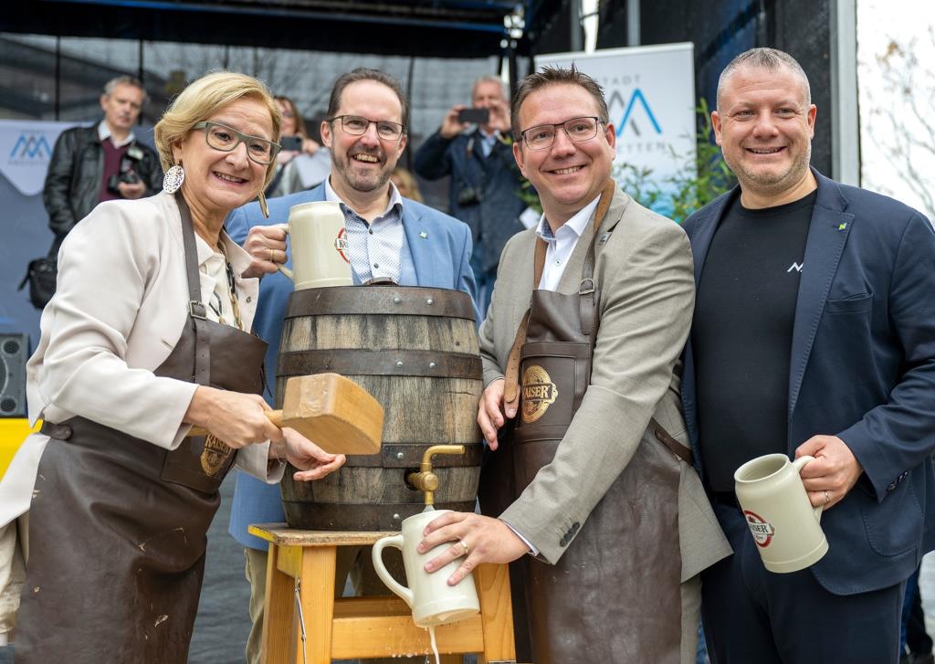 (v.l.n.r.): Landeshauptfrau Johanna Mikl-Leitner, Vizebürgermeister Markus Brandstetter, Bürgermeister Christian Haberhauer und Vizebürgermeister Dominic Hörlezeder beim Bieranstich zur Eröffnung des neuen Hauptplatzes in Amstetten (Bildquelle: NLK/Pfeffer)