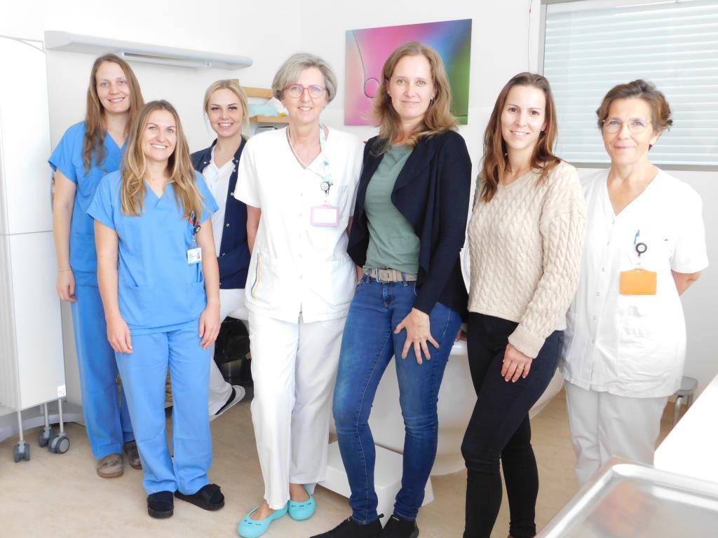 (v.l.n.r.): Hebamme Gisela Gröger, BSc, Hebamme Vanessa Podiwinsky, BSc DGKP Selina Arbeithuber, Prim. Dr. Seline Rackl, Familienbegleiterinnen Rosa Mayer, Veronika Sewald und Stationsleitung Hebamme Ingrid Nedelik