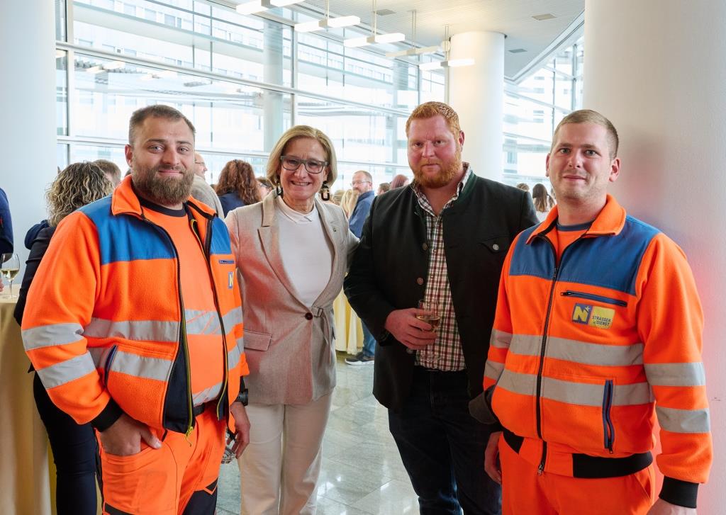 Landeshauptfrau Johanna Mikl-Leitner mit neuen Mitarbeitern im NÖ Straßendienst (Bildquelle: NLK/Pfeiffer)