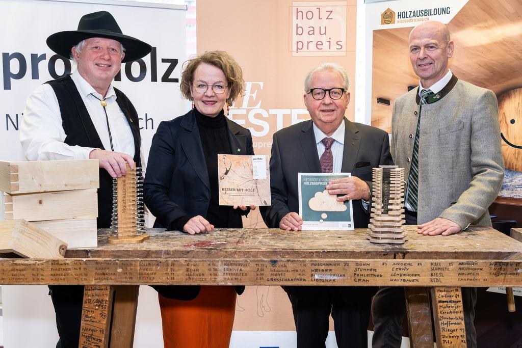 (v.l.n.r.): Wolfgang Huber (Landesinnungsmeister Holzbau, WKNÖ), Landesrätin Christiane Teschl-Hofmeister, Franz Schrimpl (Obmann proHolz NÖ) und Franz Fischer (Vorsitzender Forstausschuss, Landwirtschaftskammer NÖ)