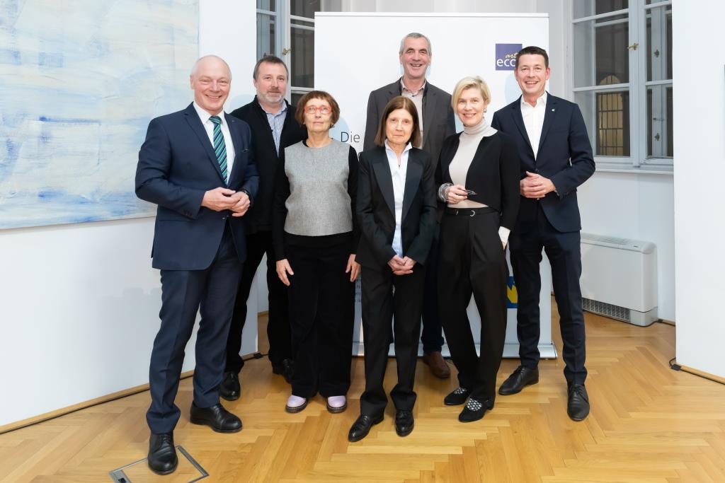 (v.l.n.r.): ecoplus Geschäftsführer Helmut Miernicki, Robert Puczynski (PL), Bogumila Strojna (PL), Hermine Karigl-Wagenhofer (A), Didi Sattmann (A), Kuratorin Judith P. Fischer und LAbg. Kurt Hackl