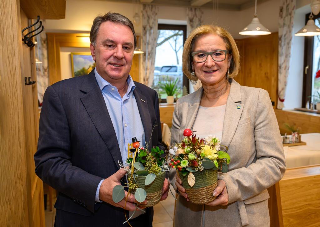 Landeshauptfrau Johanna Mikl-Leitner (re.) und WKNÖ-Präsident Wolfgang Ecker setzen auf nachhaltige Glücksbringer der niederösterreichischen Floristen (Bildquelle: NLK/Burchhart)