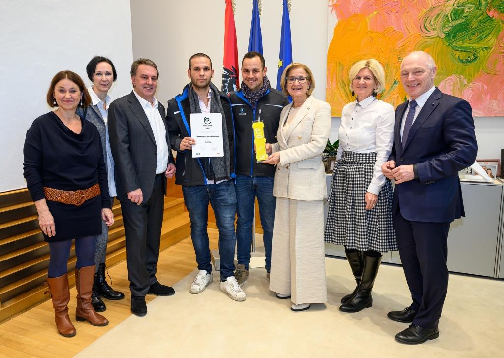 Der ethos award-Sonderpreis „Hochwasser-Hilfe“ geht an die Max Wagner Autarkie GmbH aus St. Andrä-Wördern. V.l. Dagmar Wagner, Natascha Pojer-Blattl, WKNÖ-Präsident Wolfgang Ecker, Konstantin Wagner, „Hochwasser-Held“ Maximilian Wagner, Landeshauptfrau Johanna Mikl-Leitner, WKNÖ Direktor-Stv. Alexandra Höfer und ecoplus-Geschäftsführer Helmut Miernicki