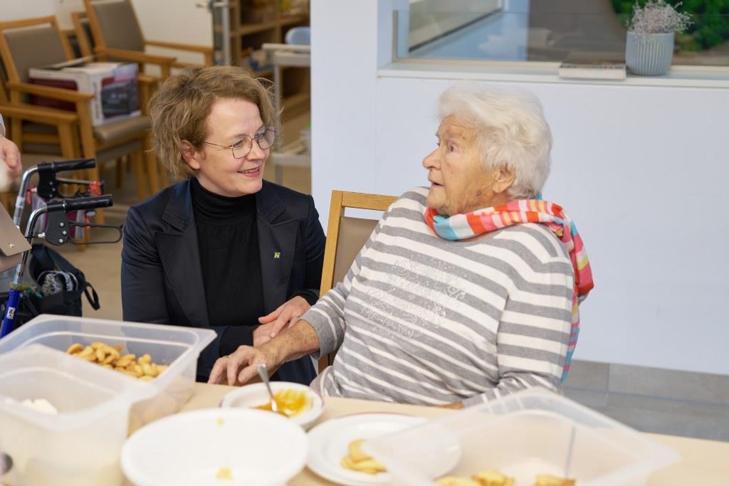 Landesrätin Christiane Teschl-Hofmeister mit der Bewohnerin Gertrude Brandl aus dem PBZ Hainfeld (Bildquelle: NÖ LGA/ Philipp Monihart)