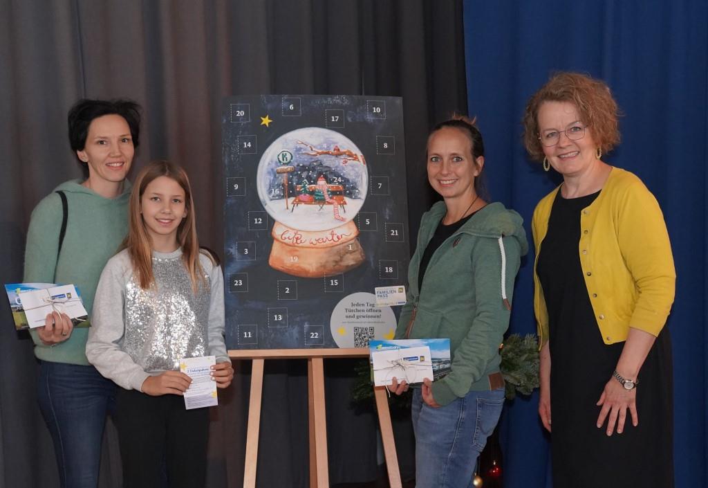 Familien-Landesrätin Christiane Teschl-Hofmeister mit den Gewinnerinnen des Adventkalender-Gewinnspiels Anneliese und Coralie Hochgerner sowie Nina Pernikar