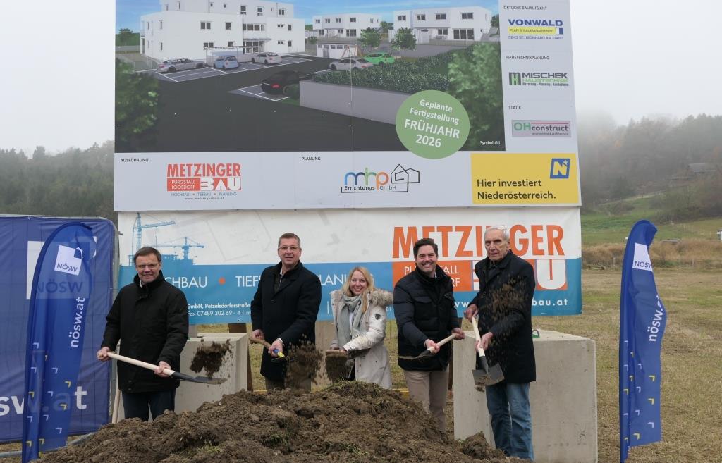 (v.l.n.r.): Bgm. a.D. Franz Penz, Bürgermeister Josef Berger, LAbg. Silke Dammerer, GF Hannes Kaiser (NÖSW) und NÖSW Aufsichtsratsvorsitzender KR Walter Mayr beim Spatenstich für die neue Wohnhausanlage in Mauer bei Melk (Bildquelle: Thomas Resch)