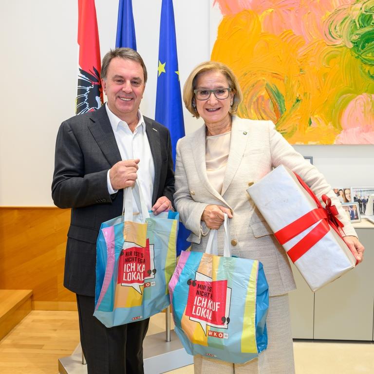 Landeshauptfrau Johanna Mikl-Leitner und WKNÖ-Präsident Wolfgang Ecker rufen im Zuge der Regionalitätskampagne #ichkauflokal zum Einkauf vor Ort auf. (Bildquelle: NLK/Burchhart)