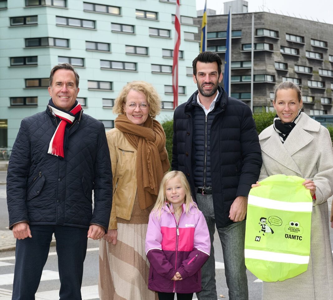 (v.l.n.r.): Kaufmännischer Direktor des ÖAMTC Oliver Krupitza, Bildungs-Landesrätin Christiane Teschl-Hofmeister, Verkehrslandesrat LH-Stv. Udo Landbauer und Radland-Geschäftsführerin Susanna Hauptmann mit Cataleya (Bildquelle: NLK/Pfeiffer)